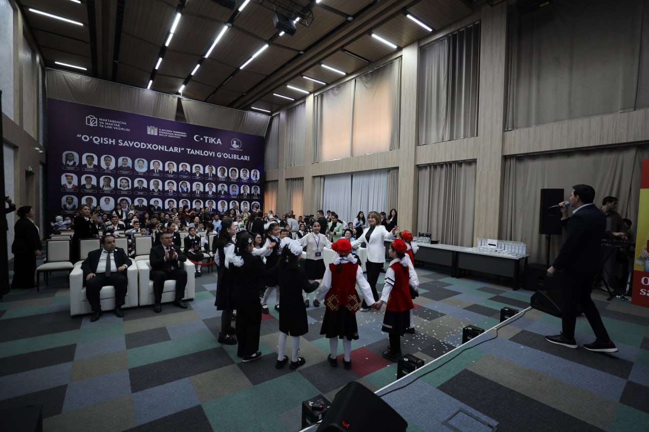 O‘qish savodxonlari” tanlovining g‘oliblarini taqdirlash jarayonlaridan fotolavha.