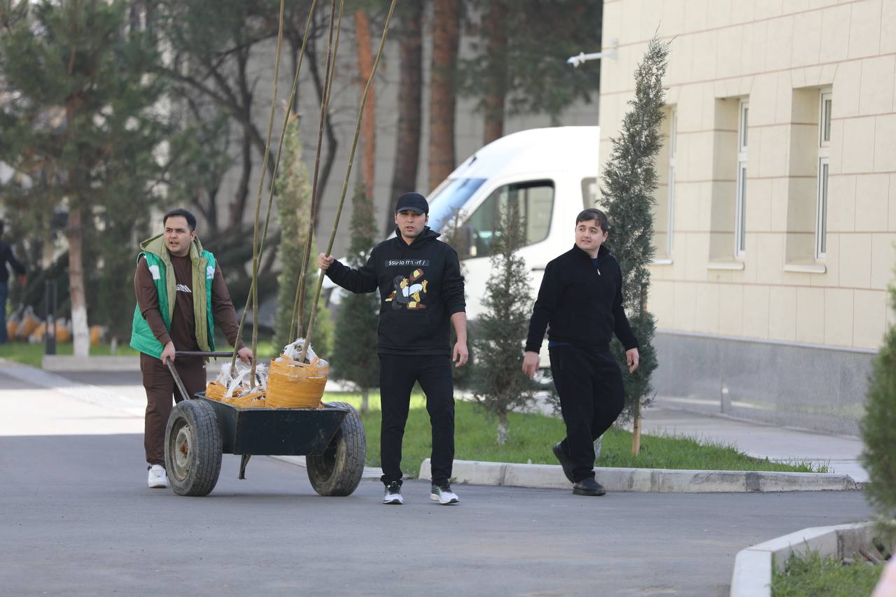 “Yurt obodligi, avvalo, mahalladan boshlanadi!” shiori ostida o‘tkazilgan umumxalq hasharidan fotolavha.