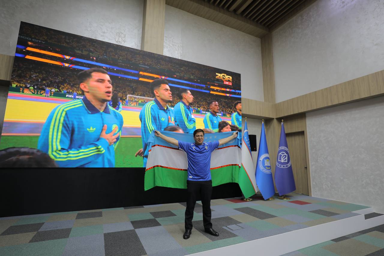 Institut jamoasi JCH 2026 dagi “Oʻzbekiston-Kolumbiya” oʻyinini birgalikda tomosha qilmoqda.