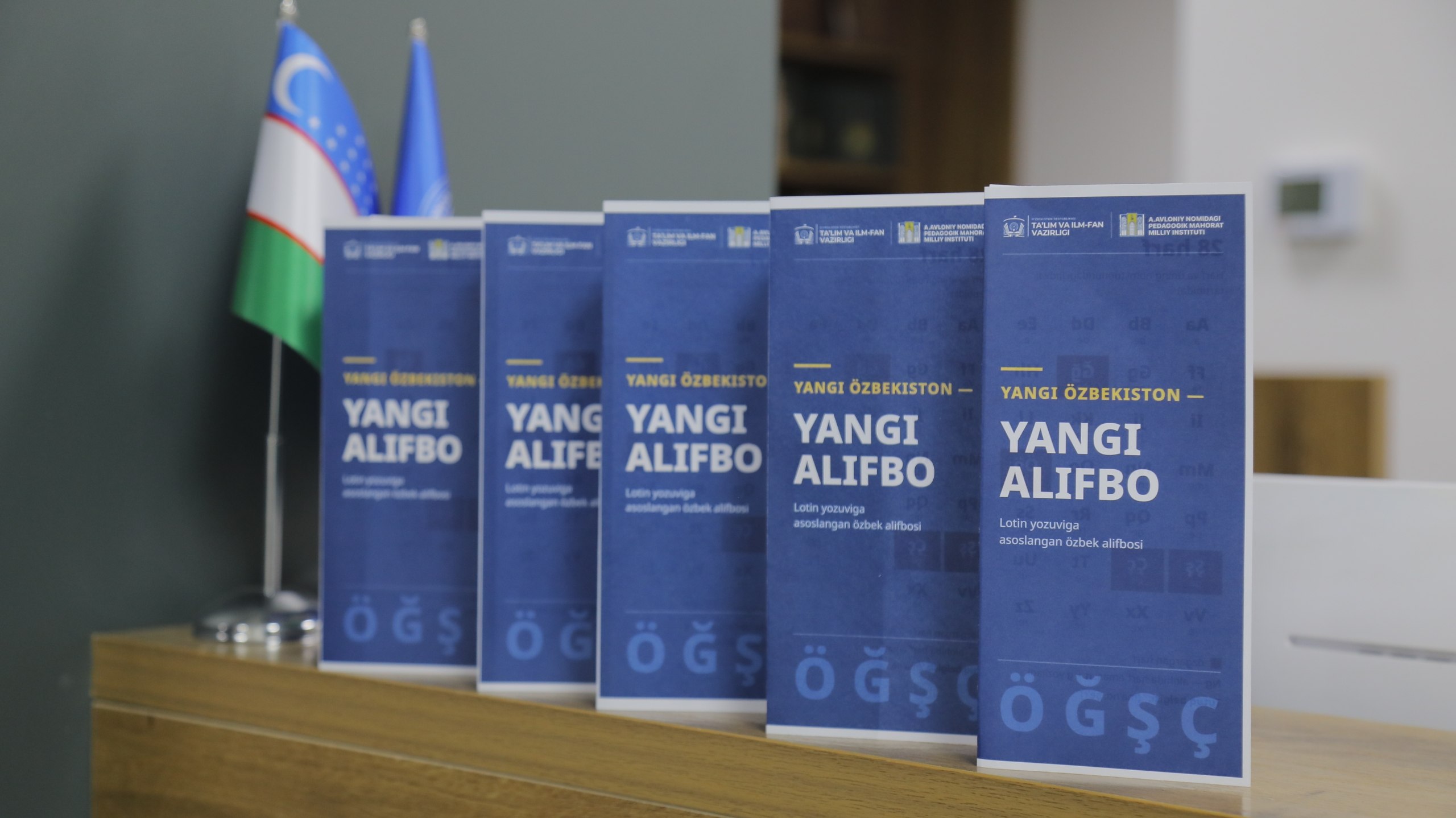 Institut Axborot-resurs markazida yangi o‘zbek alifbosiga bag‘ishlangan buklet va ko‘rgazmali materiallar tayyorlandi